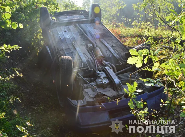 На Волині легковик з’їхав у кювет і перекинувся: загинув пасажир (фото)