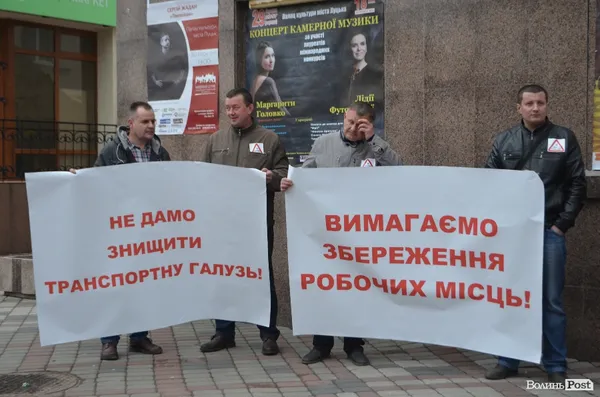 «А віз і нині там»: у Луцьку сперечалися про ціну на проїзд у маршрутках (фото)