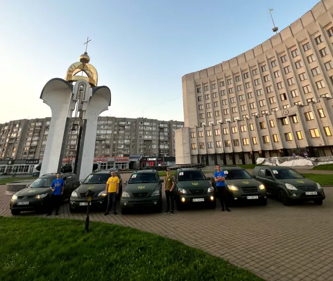 Шість автівок відправили волинським бійцям на фронт