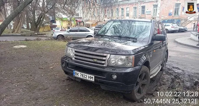 У Луцьку муніципали оштрафували водія Land Rover за знищений газон (фото, відео)