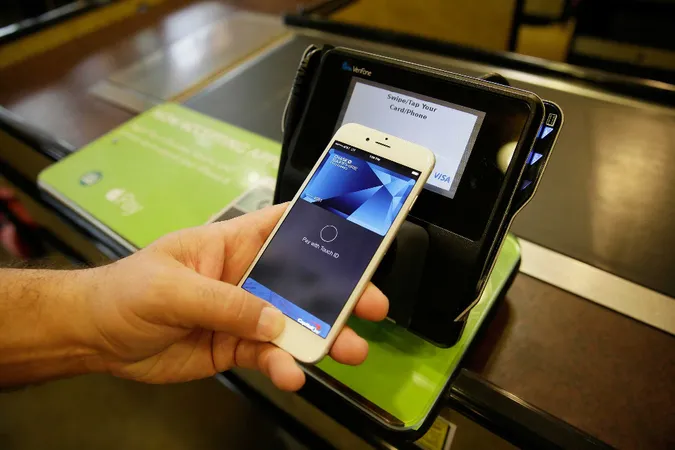 Apple Pay в Україні: що це і як працює (відео, інфографіка)
