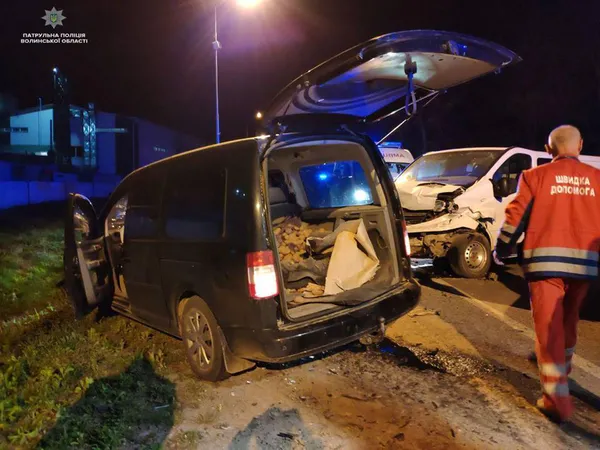 Залишилася гора металу: на Волині зіткнулися автомобілі (фото)