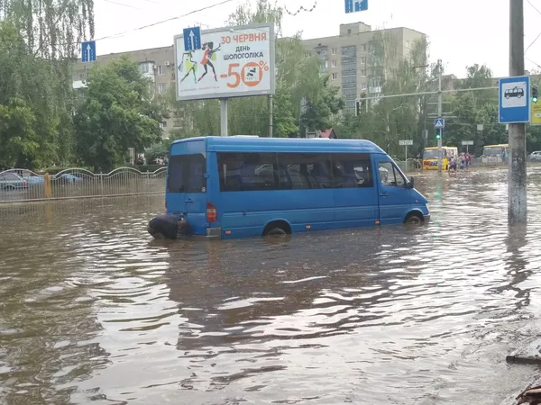 У Луцьку біля «Салюта» у «водяному полоні» опинилася швидка (фото)