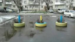 Патріотично розмальовані шини-обмежувачі не зупинили луцьких муніципалів