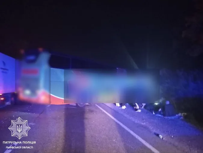Під Львовом зіткнулися автобус, вантажівка та легковики – є загиблі (фото)