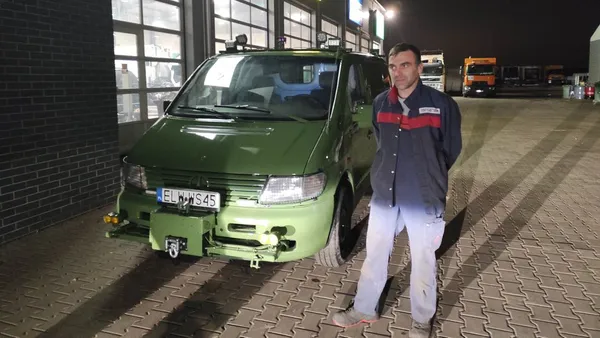Андрій Максімов біля готової автівки, яку модернізував у Польщі.
