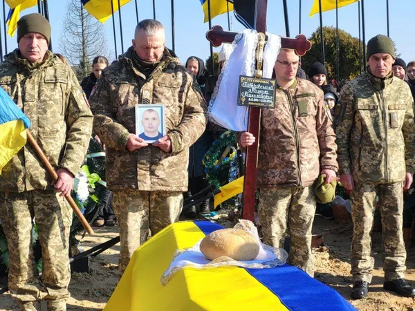 Понад рік вважався зниклим безвісти: у Ковелі попрощалися з воїном Миколою Петровським (фото)