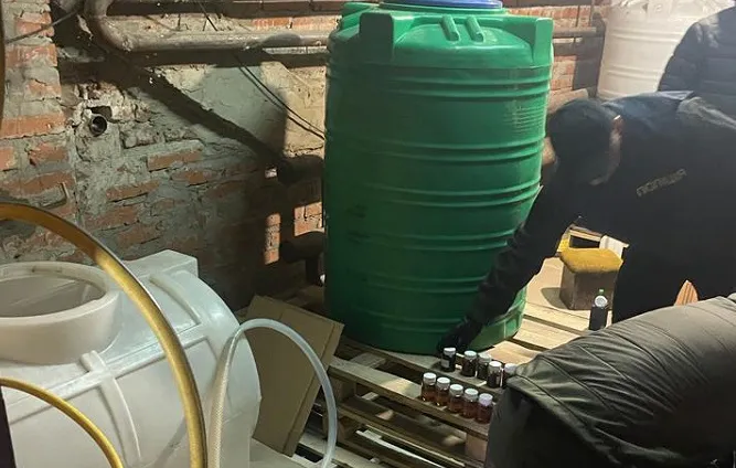 «Мішали» спирт з водою та барвниками: на Волині підпільно виготовляли алкоголь (фото)