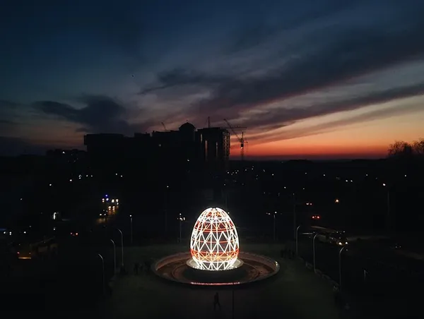 У Луцьку загорілася гігантська писанка (фото)