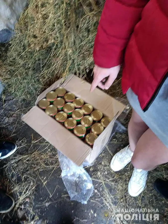 У Бердичеві дівчата вкрали з чужого авто 108 банок червоної ікри