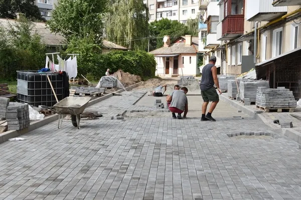 Як у Луцьку ремонтують дороги та прибудинкові території (фото)