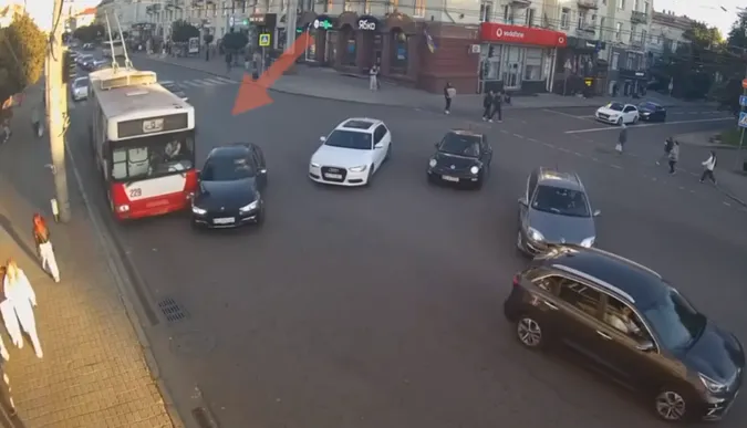 Аварія у центрі Луцька: водій BMW в'їхав у тролейбус (відео)