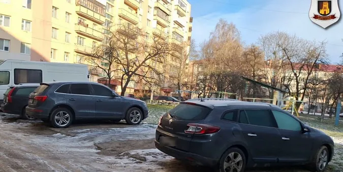 У Луцьку муніципали покарали водіїв за знищений газон (фото)