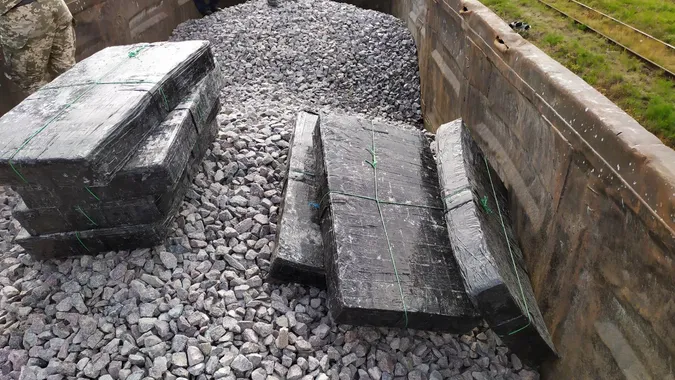 В «Ягодині» під щебенем знайшли 11 тисяч пачок сигарет (фото, відео)