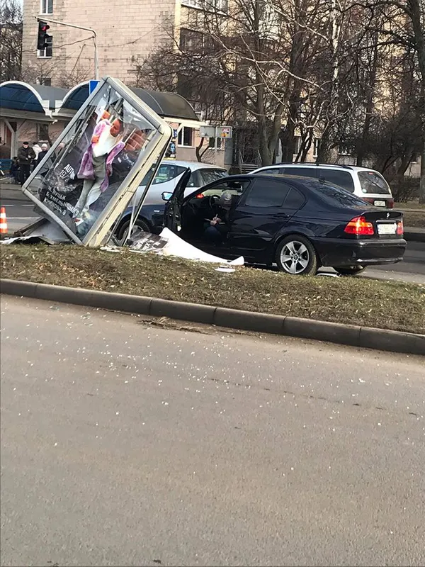 Збив і втік: у Луцьку на Соборності авто потрощило «сітілайт» (фото)