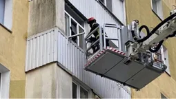 У Луцьку рятувальники визволяли з зачиненої квартири на п'ятому поверсі дворічну дитину (фото)