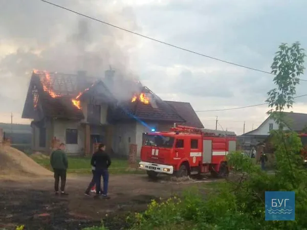 У Нововолинську після блискавки запалав дах будинку (фото, відео)