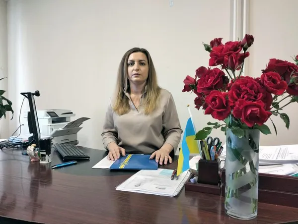 У Луцьку масово кинулися міняти свідоцтва про народження дітей, щоб виїхати за кордон: що коїться (відео)