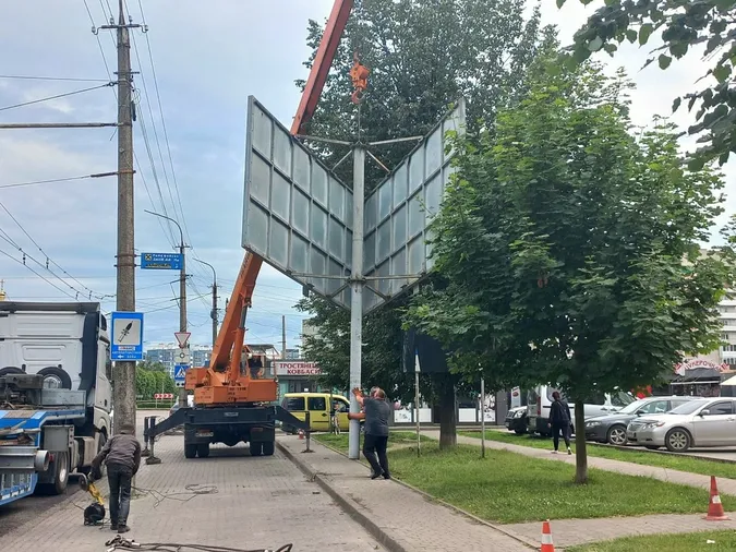 Власники не платять місту: у Луцьку демонтували кілька рекламних бордів (відео)