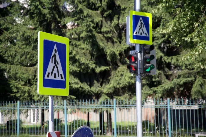 У Луцьку на Львівській встановили світлофор з «острівцем безпеки» (фото)