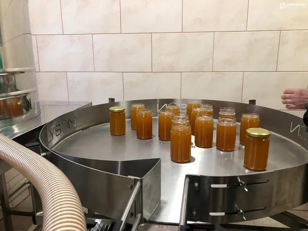 Слоїк меду, або Як на Волині з бджолиного продукту роблять крем (фото, відео)