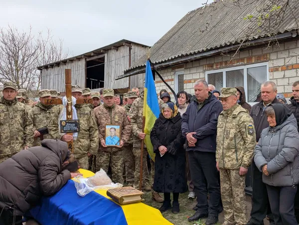 Не встиг створити сім'ю із коханою: на Волині попрощалися з воїном Дмитром Новосадом (фото)