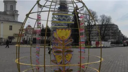 У Луцьку встановлюють арт-об’єкти до Великодніх свят