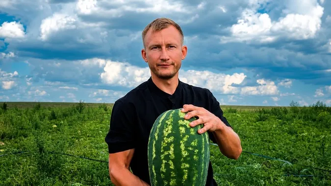 «Помідори файні, кавуни – суперові»: як подружжя з Волині вирощує 30 сотих баштанних (фото, відео)