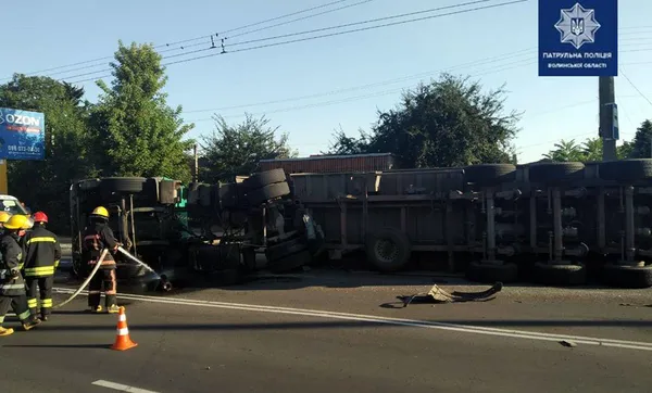 Перекинута вантажівка в Луцьку: що насправді сталося