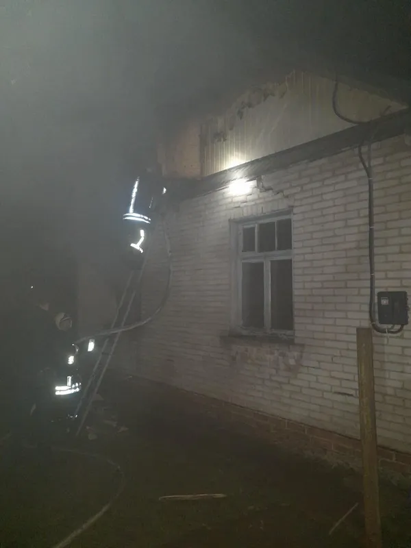 У Володимирі горів будинок: з вогню врятували двох людей
