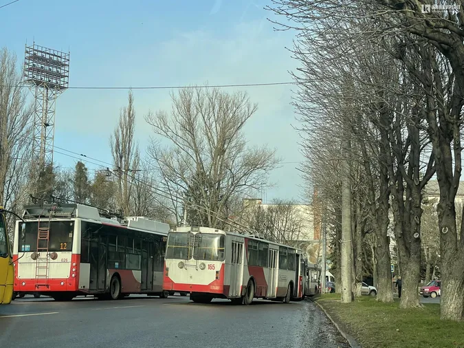 У Луцьку цілий проспект паралізувало через аварію (відео)