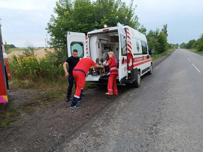 На Волині «швидка» застрягла в полі – хворого привезли рятувальники (фото)