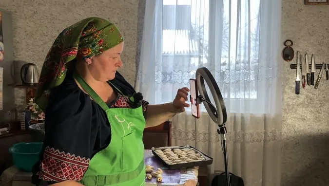 Відео збирають тисячі переглядів: що знімає волинська Солоха у Tik Tok (відео)