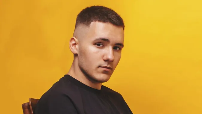 Волинський співак впав зі сцени на глядачів просто під час виступу (відео)