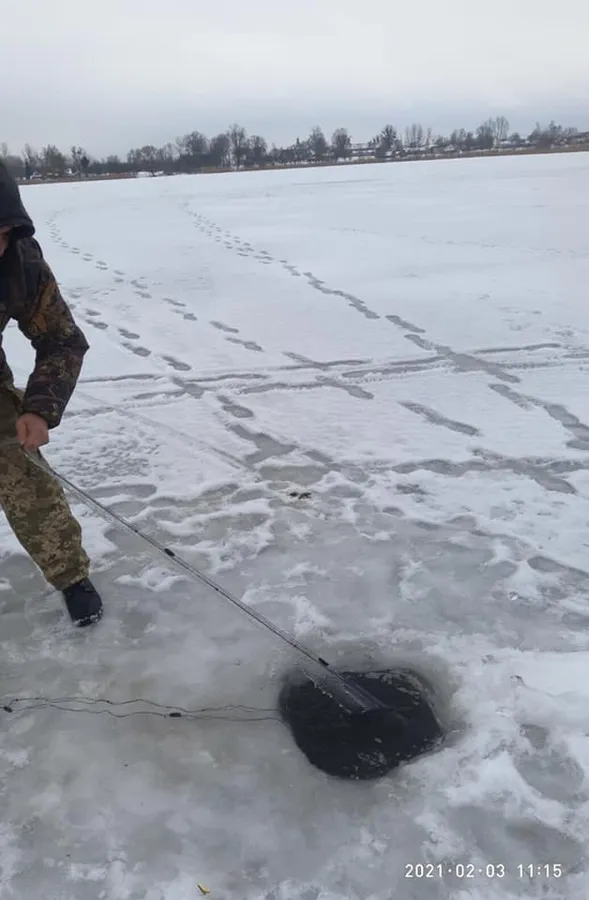 У Ковельському районі з озера дістали пів кілометра риболовецьких сіток (фото)