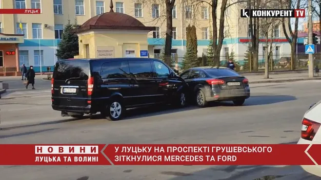 У Луцьку легковик «підставився» під бус на світлофорі (відео)