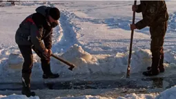 На Стоході прорубали лунки, щоб риба дихала (фото)