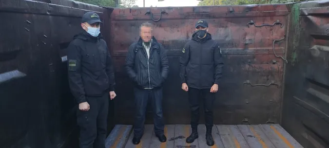 На Волині у товарному вагоні знайшли нелегального мандрівника (фото)