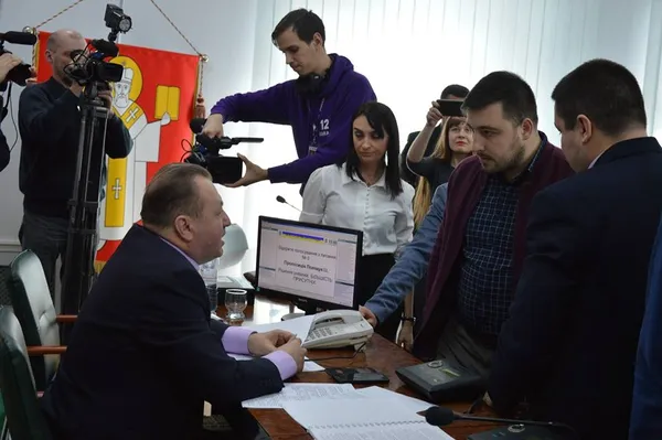 Депутат «зарядив» секретарю Луцькради зошитом (фото, оновлено)