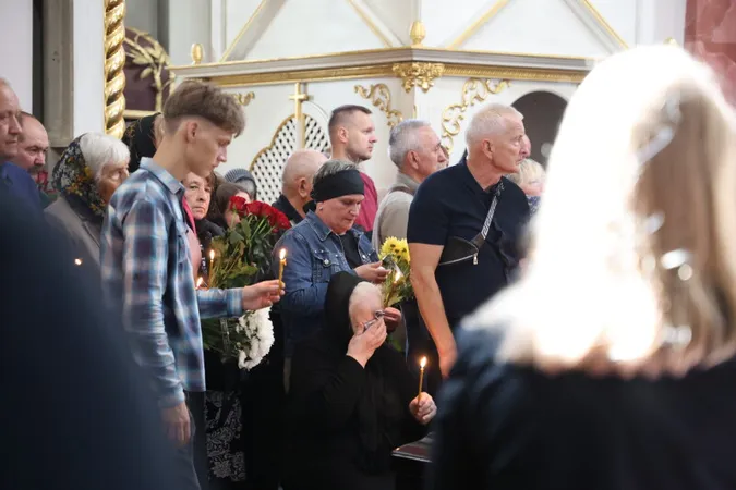 Луцьк навколішки прощався з трьома загиблими захисниками Русланом Новосадом, Владиславом Павлюком та Анатолієм Дячуком