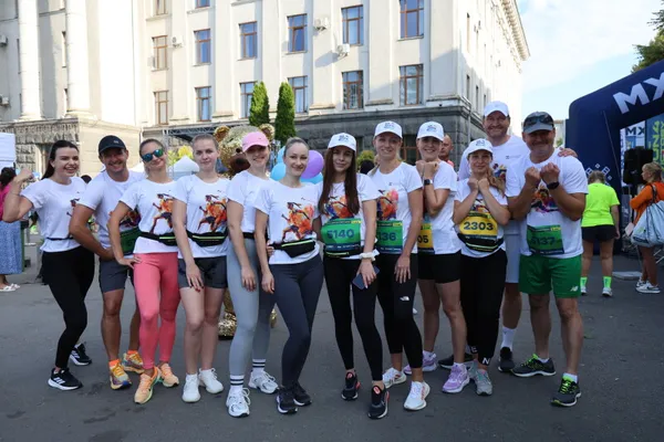У Луцьку пробігли благодійний MHP Run4Victory: зібрані кошти спрямують на підтримку 100-ї ОМБр (фото)
