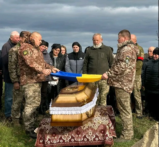 На Волині попрощалися із померлим у ДТП воїном Олегом Тананайком (фото)