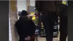 На підлозі – розкидані гроші: в магазині в Луцьку спіймали злодія (відео)