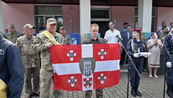 Спеціально взяв відпустку: до ліцею в Луцьк на останній дзвоник приїхав директор-військовослужбовець (відео)