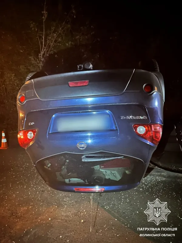 У Луцьку внаслідок ДТП на дах перекинувся Nissan (фото)