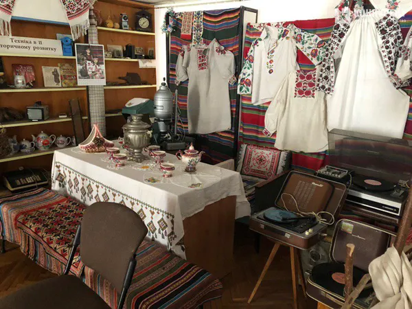 Книжки 17 століття, вражаюча фонотека, клуб бриджу: чим здивувала волинська бібліотека (ФОТО)