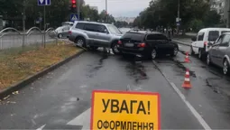У Луцьку водій «міцубісі» врізався в огородження та «беху», яка їхала на іншій смузі (фото)