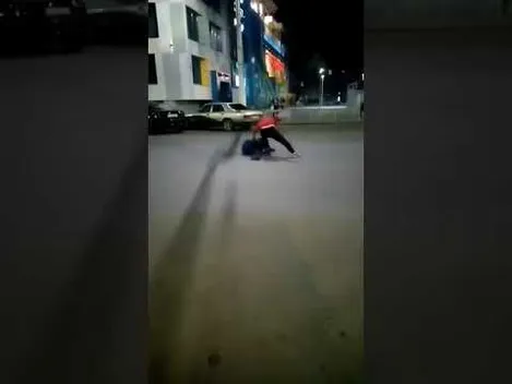 Біля «Променя» двоє молодиків влаштували бійку (відео)