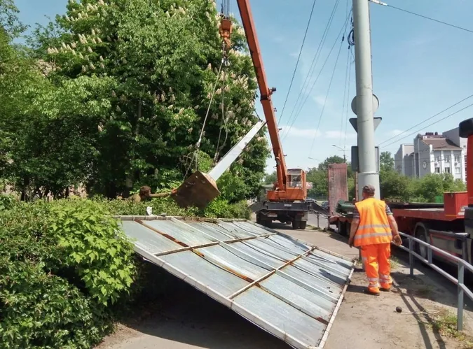 У Луцьку демонтували кілька великих білбордів (фото)