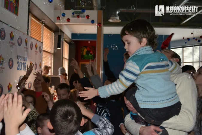 Бізнесмен подарував маленьким лучанам різдвяну казку